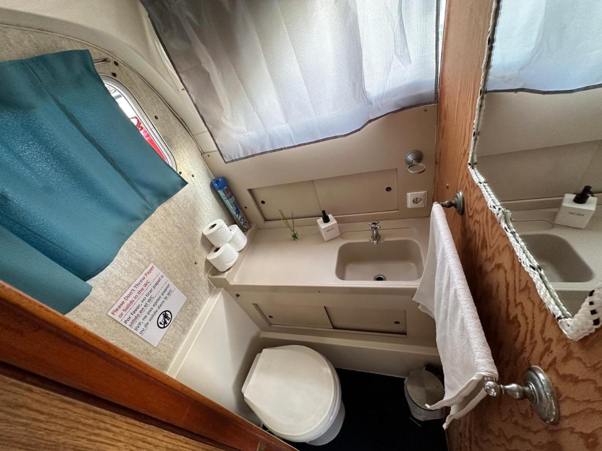 !!Boat With Ac In Port Forum 2 Bikes Included!! 호텔 산트 아드리아 데 베소스 외부 사진