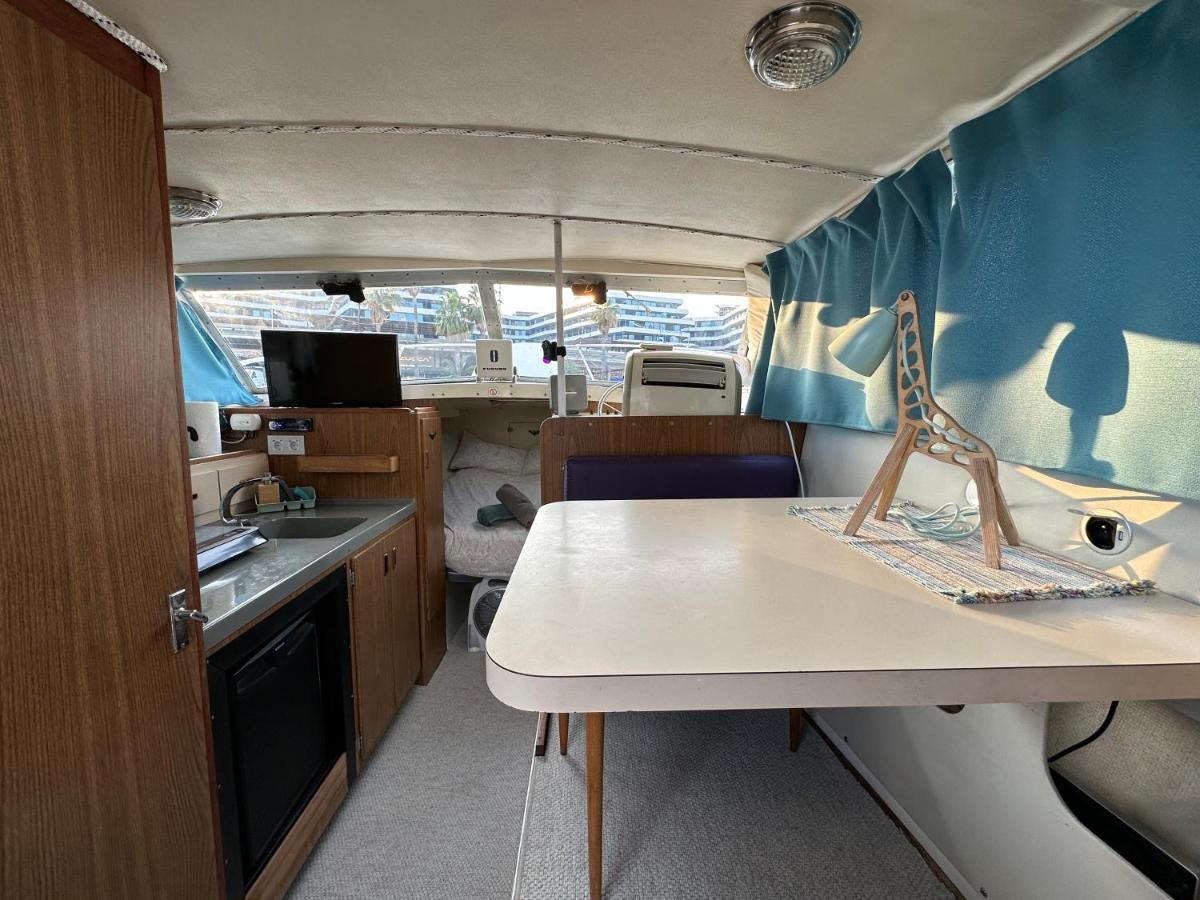 !!Boat With Ac In Port Forum 2 Bikes Included!! 호텔 산트 아드리아 데 베소스 외부 사진