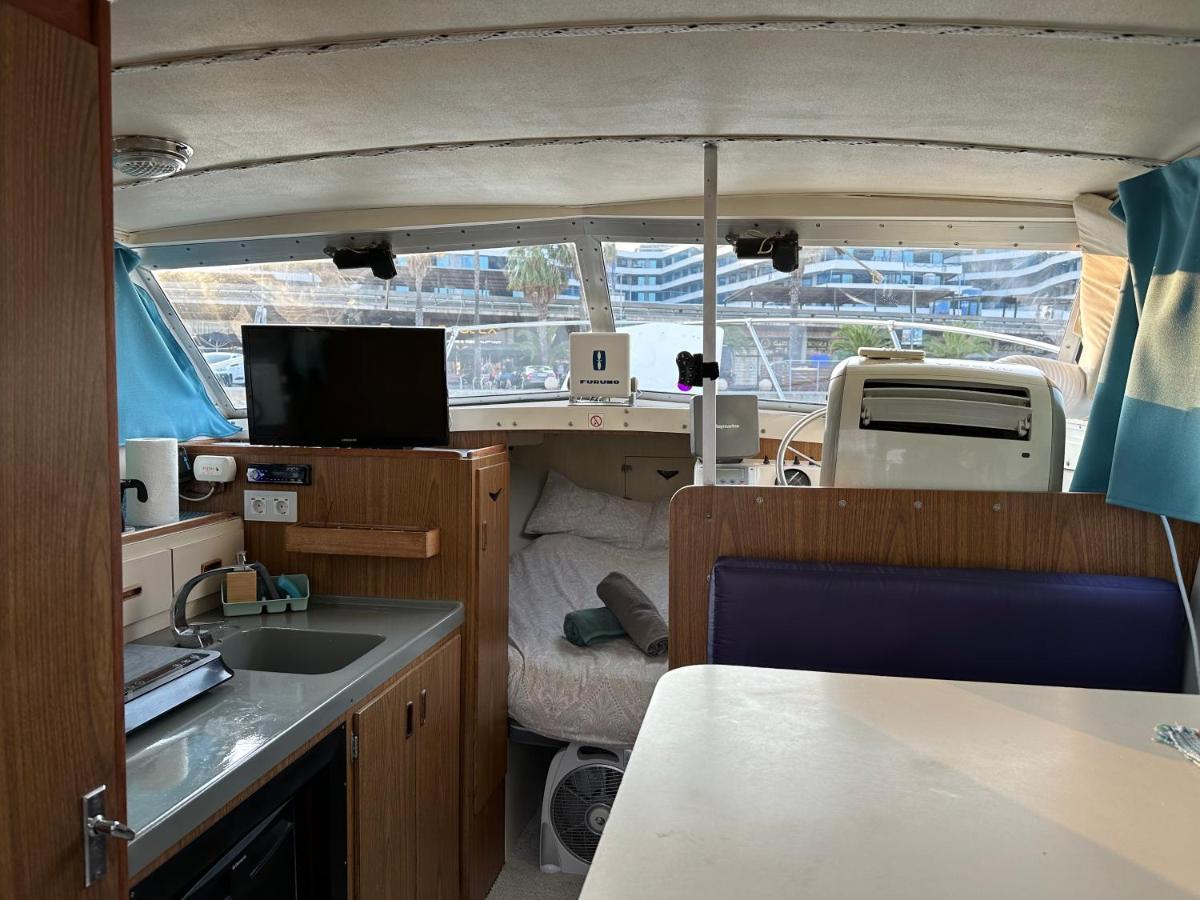 !!Boat With Ac In Port Forum 2 Bikes Included!! 호텔 산트 아드리아 데 베소스 외부 사진